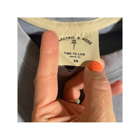 🔥 SALE - NWT Women’s Electric & Rose Tie Die Hi Lo Sweatshirt - Size XS - Picture 4 of 8